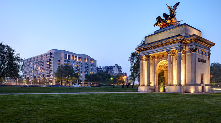 intercontinental london park lane exterior and wellington arch