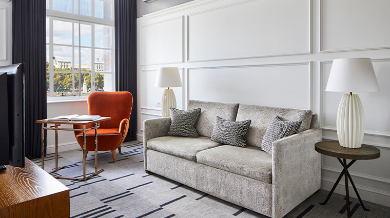 london marriott hotel county hall guestroom living room