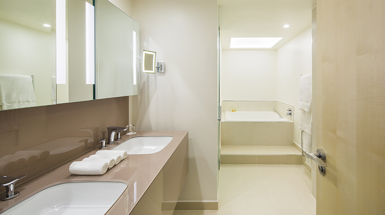 Property TheMetropolitanbyCOMOLondon Hotel GuestroomSuite JuniorCitySuiteBathroom TheCOMOGroup