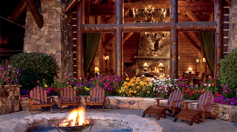 Property TheRitzCarltonBachelorGulch Hotel 5 Exterior FirePit CreditTheRitzCarltonHotelCompanyLLC