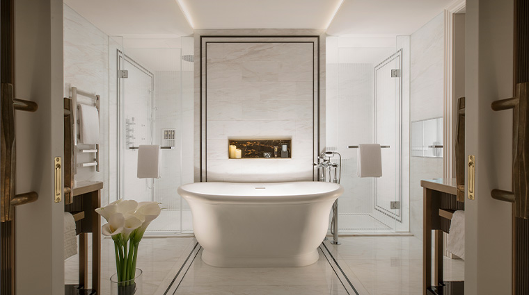 the londoner macao louis suite bathroom