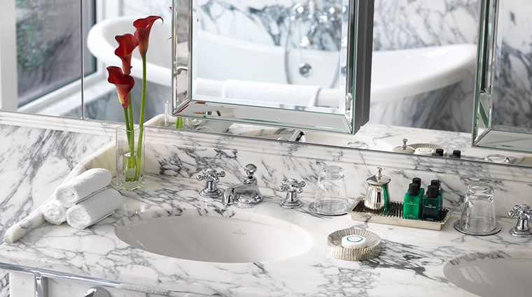 the wellesley knightsbridge a luxury collection hotel junior suite bathroom